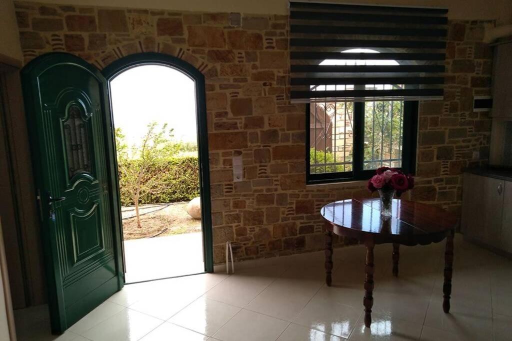 Villa Roses-Mourteri Bagian luar foto